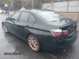 2016 BMW 3 Series 320i xDrive z VIN WBA8E5G50GNT40245, wystawiony jako IAAI lot #41075750 z przebiegiem 82 143 mil mil oraz . Historia ofert i sprzedaży dostępna na DreamBid. Obrazek 3.
