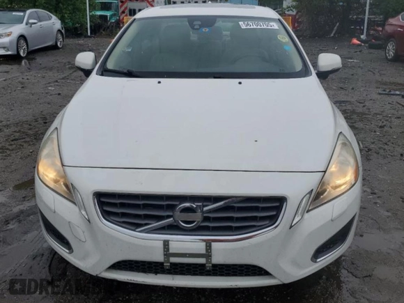2013 Volvo S60 T5 Premier z VIN YV1612FS0D1226898, wystawiony jako Copart lot #56700705 z przebiegiem 160 000 mil mil oraz Czysty tytuł • Clean title. Historia ofert i sprzedaży dostępna na DreamBid. Obrazek 5.