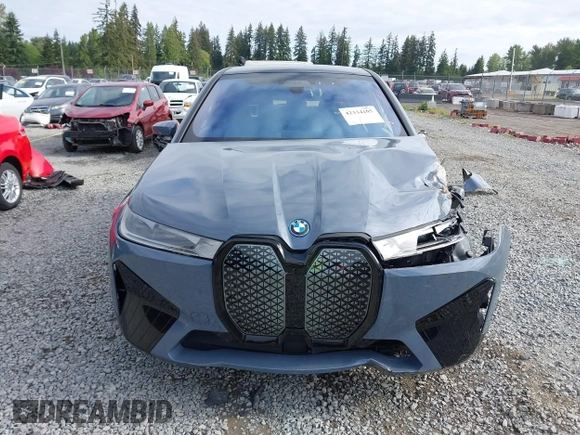 2024 BMW iX xDrive50 z VIN WB523CF08RCN65886, wystawiony jako IAAI lot #42334105 z przebiegiem 37 981 mil mil oraz . Historia ofert i sprzedaży dostępna na DreamBid. Obrazek 13.