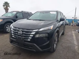 2025 Nissan Rogue S z VIN 5N1BT3ABXSC765294, wystawiony jako IAAI lot #41905928 z przebiegiem 600 mil mil oraz . Historia ofert i sprzedaży dostępna na DreamBid. Obrazek 18.