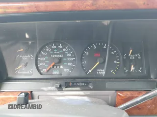 1993 Chrysler LeBaron z VIN 3C3XA563XPT521111, wystawiony jako IAAI lot #42172837 z przebiegiem 126 445 mil mil oraz . Historia ofert i sprzedaży dostępna na DreamBid. Obrazek 7.