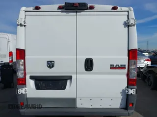 2016 Ram ProMaster Cargo z VIN 3C6TRVAG5GE134667, wystawiony jako IAAI lot #41411317 z przebiegiem 109 352 mil mil oraz . Historia ofert i sprzedaży dostępna na DreamBid. Obrazek 16.