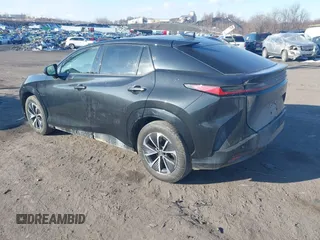 2024 Lexus RZ 300e Premium z VIN JTJABABB9RA005043, wystawiony jako IAAI lot #41452254 z przebiegiem 11 851 mil mil oraz . Historia ofert i sprzedaży dostępna na DreamBid. Obrazek 3.