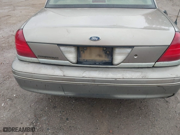 2005 Ford Crown Victoria LX with VIN 2FAFP74W05X174758, listed as a IAAI auction lot 41553606 with 192,103 mi miles. Bid and sale history available at carsss.com. Image 13.