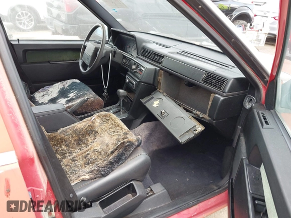 1989 Volvo 740 z VIN YV1FA8757K2215822, wystawiony jako IAAI lot #42117235 z przebiegiem 194 043 mil mil oraz . Historia ofert i sprzedaży dostępna na DreamBid. Obrazek 5.