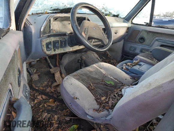 1989 Ford Bronco Custom z VIN 1FMEU15H7KLB31566, wystawiony jako Copart lot #43197635 z przebiegiem Nie podano mil oraz Czysty tytuł • Clean title. Historia ofert i sprzedaży dostępna na DreamBid. Obrazek 8.