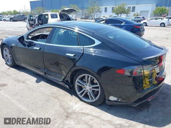 2013 Tesla Model S Performance z VIN 5YJSA1CP6DFP08779, wystawiony jako IAAI lot #42172960 z przebiegiem 136 450 mil mil oraz . Historia ofert i sprzedaży dostępna na DreamBid. Obrazek 3.