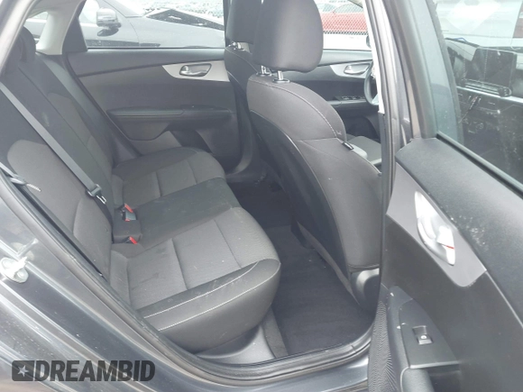 2023 Kia Forte LXS z VIN 3KPF24AD5PE682954, wystawiony jako IAAI lot #41510428 z przebiegiem 15 928 mil mil oraz . Historia ofert i sprzedaży dostępna na DreamBid. Obrazek 8.