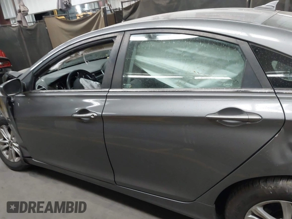 2013 Hyundai Sonata GLS z VIN 5NPEB4AC7DH620868, wystawiony jako IAAI lot #42044355 z przebiegiem 96 671 mil mil oraz . Historia ofert i sprzedaży dostępna na DreamBid. Obrazek 14.