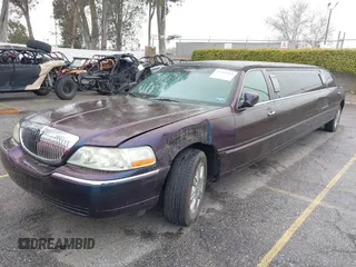 2007 Lincoln Town Car Executive z VIN 1L1FM88W97Y635345, wystawiony jako IAAI lot #41682319 z przebiegiem 201 142 mil mil oraz . Historia ofert i sprzedaży dostępna na DreamBid. Obrazek 2.