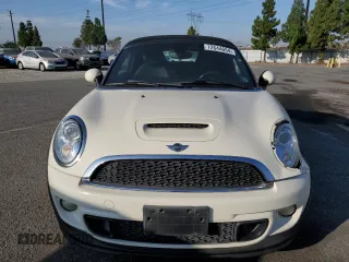 2013 MINI Roadster S z VIN WMWSY3C53DT565290, wystawiony jako Copart lot #72644654 z przebiegiem 104 007 mil mil oraz Szkody całkowita. Historia ofert i sprzedaży dostępna na DreamBid. Obrazek 5.