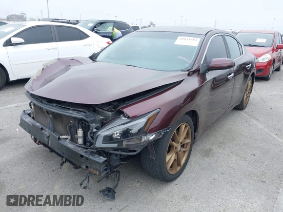 2014 Nissan Maxima S z VIN 1N4AA5AP5EC439085, wystawiony jako IAAI lot #41823382 z przebiegiem 131 218 mil mil oraz . Historia ofert i sprzedaży dostępna na DreamBid. Obrazek 2.