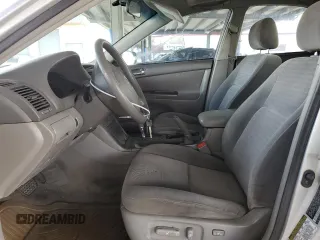 2005 Toyota Camry STD z VIN 4T1BE32K25U946848, wystawiony jako Copart lot #50825945 z przebiegiem 271 622 mil mil oraz Czysty tytuł • Clean title. Historia ofert i sprzedaży dostępna na DreamBid. Obrazek 7.