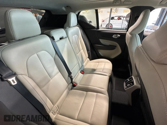 2024 Volvo XC40 Plus Bright Theme z VIN YV4L12UE6R2216347, wystawiony jako Copart lot #53724375 z przebiegiem 11 885 mil mil oraz Czysty tytuł • Clean title. Historia ofert i sprzedaży dostępna na DreamBid. Obrazek 6.