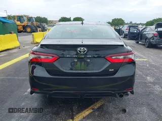 2023 Toyota Camry SE z VIN 4T1G11AK4PU121775, wystawiony jako IAAI lot #42236239 z przebiegiem 51 146 mil mil oraz . Historia ofert i sprzedaży dostępna na DreamBid. Obrazek 17.