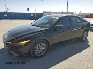 2024 Hyundai Elantra SEL z VIN KMHLM4DG1RU800825, wystawiony jako Copart lot #50218225 z przebiegiem 15 878 mil mil oraz Szkoda całkowita • Salvage title. Historia ofert i sprzedaży dostępna na DreamBid. Obrazek 1.