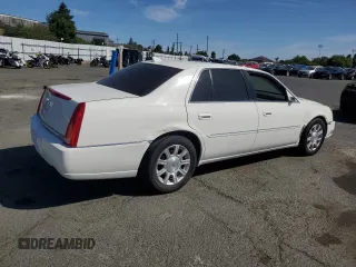 2010 Cadillac DTS 1SA z VIN 1G6KA5EY4AU118180, wystawiony jako Copart lot #58747435 z przebiegiem 59 289 mil mil oraz Szkoda całkowita • Salvage title. Historia ofert i sprzedaży dostępna na DreamBid. Obrazek 3.