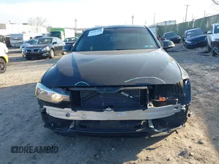 2013 BMW 3 Series 320i xDrive z VIN WBA3C3C54DF982886, wystawiony jako IAAI lot #41907850 z przebiegiem 104 020 mil mil oraz . Historia ofert i sprzedaży dostępna na DreamBid. Obrazek 6.