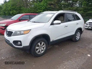 2012 Kia Sorento LX z VIN 5XYKTCA66CG225672, wystawiony jako IAAI lot #42332631 z przebiegiem 137 760 mil mil oraz . Historia ofert i sprzedaży dostępna na DreamBid. Obrazek 2.