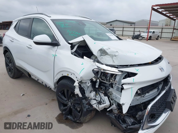 2024 Buick Encore GX Sport Touring z VIN KL4AMDSL9RB138008, wystawiony jako IAAI lot #42265467 z przebiegiem 28 000 mil mil oraz . Historia ofert i sprzedaży dostępna na DreamBid. Obrazek 1.