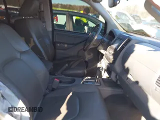 2019 Nissan Frontier SV z VIN 1N6AD0ER5KN742820, wystawiony jako IAAI lot #41358587 z przebiegiem 106 829 mil mil oraz . Historia ofert i sprzedaży dostępna na DreamBid. Obrazek 5.