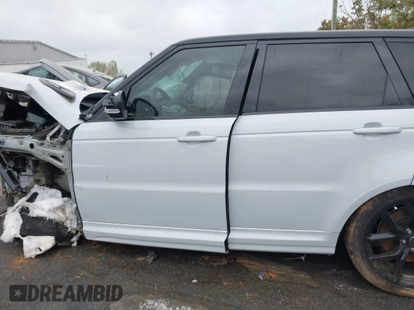 2022 Land Rover Range Rover Sport SVR z VIN SALWZ2RE8NA799627, wystawiony jako IAAI lot #41951653 z przebiegiem 29 265 mil mil oraz . Historia ofert i sprzedaży dostępna na DreamBid. Obrazek 14.