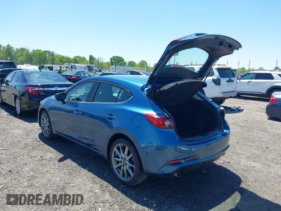 2018 Mazda 3 Touring z VIN 3MZBN1L38JM185142, wystawiony jako IAAI lot #42004450 z przebiegiem 172 096 mil mil oraz . Historia ofert i sprzedaży dostępna na DreamBid. Obrazek 3.