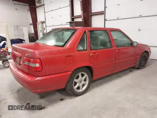 1998 Volvo S70 z VIN YV1LS5584W1498834, wystawiony jako IAAI lot #41801570 z przebiegiem 160 565 mil mil oraz . Historia ofert i sprzedaży dostępna na DreamBid. Obrazek 4.