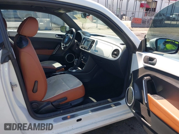 2015 Volkswagen Beetle Fleet Edition z VIN 3VWF17AT0FM655321, wystawiony jako IAAI lot #42386548 z przebiegiem 120 215 mil mil oraz . Historia ofert i sprzedaży dostępna na DreamBid. Obrazek 5.