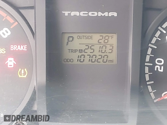 2017 Toyota Tacoma SR5 z VIN 3TMCZ5AN5HM110951, wystawiony jako IAAI lot #41580916 z przebiegiem 107 020 mil mil oraz . Historia ofert i sprzedaży dostępna na DreamBid. Obrazek 15.