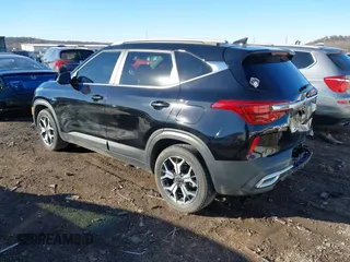 2021 Kia Seltos EX z VIN KNDERCAA3M7105522, wystawiony jako IAAI lot #41416520 z przebiegiem 93 412 mil mil oraz . Historia ofert i sprzedaży dostępna na DreamBid. Obrazek 3.