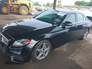 2017 Mercedes-Benz E 300 Luxury z VIN WDDZF4JBXHA036044, wystawiony jako IAAI lot #42053988 z przebiegiem 105 067 mil mil oraz . Historia ofert i sprzedaży dostępna na DreamBid. Obrazek 17.