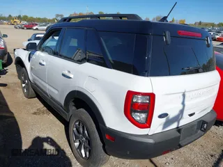 2023 Ford Bronco Sport Badlands z VIN 3FMCR9D93PRD33699, wystawiony jako IAAI lot #40632148 z przebiegiem 21 363 mil mil oraz . Historia ofert i sprzedaży dostępna na DreamBid. Obrazek 3.