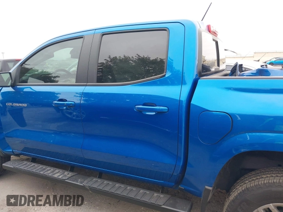 2024 Chevrolet Colorado 2WD LT z VIN 1GCGSCECXR1154560, wystawiony jako IAAI lot #41388658 z przebiegiem 12 909 mil mil oraz . Historia ofert i sprzedaży dostępna na DreamBid. Obrazek 15.