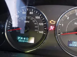 2007 Jeep Commander Limited z VIN 1J8HG58P57C621538, wystawiony jako IAAI lot #41433752 z przebiegiem 180 844 mil mil oraz . Historia ofert i sprzedaży dostępna na DreamBid. Obrazek 7.