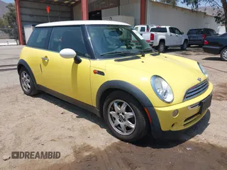 2006 MINI Hardtop z VIN WMWRC33576TK65655, wystawiony jako IAAI lot #42453780 z przebiegiem 42 960 mil mil oraz . Historia ofert i sprzedaży dostępna na DreamBid. Obrazek 1.