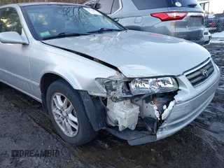 2001 Toyota Camry LE z VIN 4T1BF28K11U122669, wystawiony jako IAAI lot #41574866 z przebiegiem 233 301 mil mil oraz . Historia ofert i sprzedaży dostępna na DreamBid. Obrazek 6.