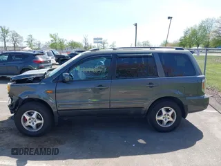 2007 Honda Pilot EX-L z VIN 2HKYF18637H530072, wystawiony jako IAAI lot #42147635 z przebiegiem 82 876 mil mil oraz . Historia ofert i sprzedaży dostępna na DreamBid. Obrazek 13.