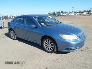 2011 Chrysler 200 Touring z VIN 1C3BC1FG8BN571336, wystawiony jako IAAI lot #42306110 z przebiegiem 154 913 mil mil oraz . Historia ofert i sprzedaży dostępna na DreamBid. Obrazek 1.