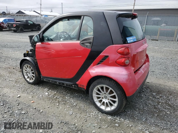 2011 Smart fortwo Pure z VIN WMEEJ3BA5BK487747, wystawiony jako Copart lot #49703445 z przebiegiem 93 489 mil mil oraz Szkoda całkowita • Salvage title. Historia ofert i sprzedaży dostępna na DreamBid. Obrazek 2.