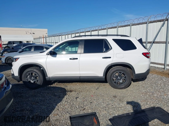 2025 Honda Pilot TrailSport with VIN 5FNYG1H63SB051817, listed as a IAAI auction lot 41434021 with 895 mi miles. Bid and sale history available at carsss.com. Image 14.