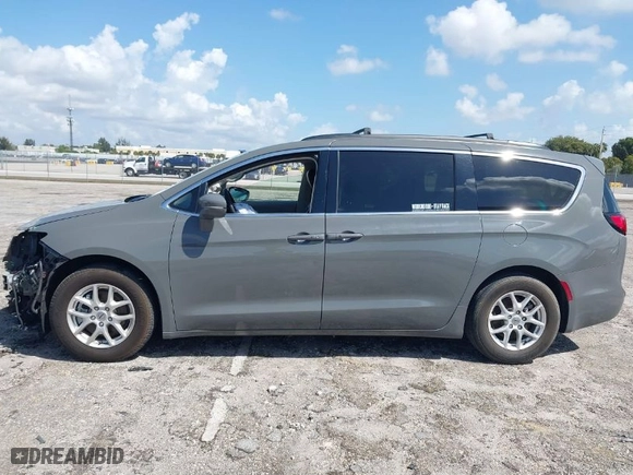 2022 Chrysler Pacifica Touring L with VIN 2C4RC1BG4NR113946, listed as a IAAI auction lot 41884076 with 73,209 mi miles. Bid and sale history available at carsss.com. Image 15.