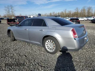 2013 Chrysler 300 z VIN 2C3CCAAG2DH697490, wystawiony jako Copart lot #88799405 z przebiegiem 95 165 mil mil oraz Czysty tytuł • Clean title. Historia ofert i sprzedaży dostępna na DreamBid. Obrazek 2.