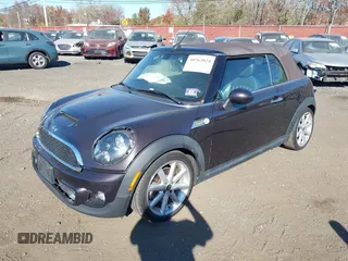 2013 MINI Convertible S z VIN WMWZP3C56DT705074, wystawiony jako IAAI lot #40762024 z przebiegiem 57 685 mil mil oraz . Historia ofert i sprzedaży dostępna na DreamBid. Obrazek 19.