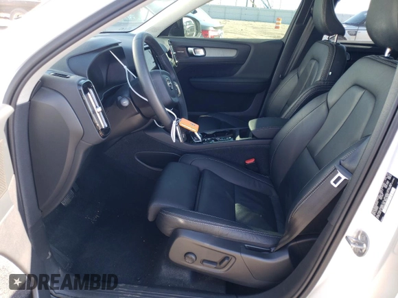 2023 Volvo XC40 Ultimate Dark Theme z VIN YV4L12UX4P2003752, wystawiony jako Copart lot #80270204 z przebiegiem 6194 mil mil oraz Szkody całkowita. Historia ofert i sprzedaży dostępna na DreamBid. Obrazek 8.