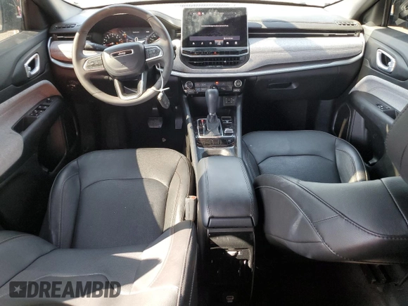 2023 Jeep Compass Latitude Lux z VIN 3C4NJDFNXPT522385, wystawiony jako Copart lot #57990555 z przebiegiem 28 159 mil mil oraz Szkoda całkowita • Salvage title. Historia ofert i sprzedaży dostępna na DreamBid. Obrazek 8.