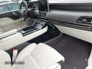 2021 Lincoln Navigator Black Label z VIN 5LMJJ2TT6MEL13834, wystawiony jako IAAI lot #41801640 z przebiegiem 59 843 mil mil oraz . Historia ofert i sprzedaży dostępna na DreamBid. Obrazek 5.