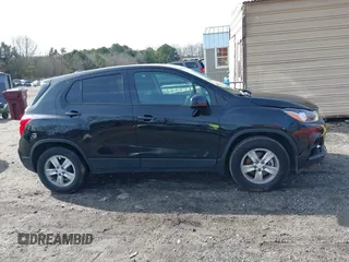2022 Chevrolet Trax LS z VIN KL7CJKSM4NB527702, wystawiony jako IAAI lot #41339416 z przebiegiem 52 934 mil mil oraz . Historia ofert i sprzedaży dostępna na DreamBid. Obrazek 13.