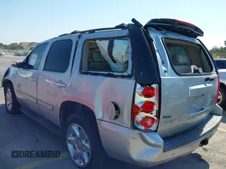 2010 GMC Yukon SLT with VIN 1GKUCCE01AR272822, listed as a IAAI auction lot 40572095 with 268,019 mi miles. Bid and sale history available at carsss.com. Image 3.