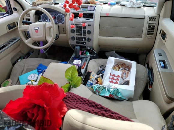 2008 Ford Escape XLT with VIN 1FMCU03198KB05556, listed as a Copart auction lot 42531975 with 105,277 mi miles and Salvage title. Bid and sale history available at DreamBid. Image 8.